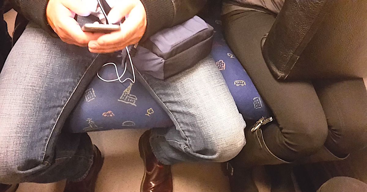 Uprawiał manspreading w autobusie Kamila nie mogła na to patrzeć