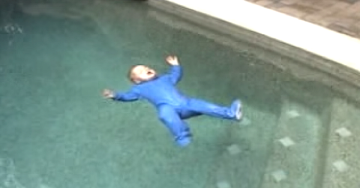 Человек падает в воду. Человек упал в бассейн. Падение в воду.